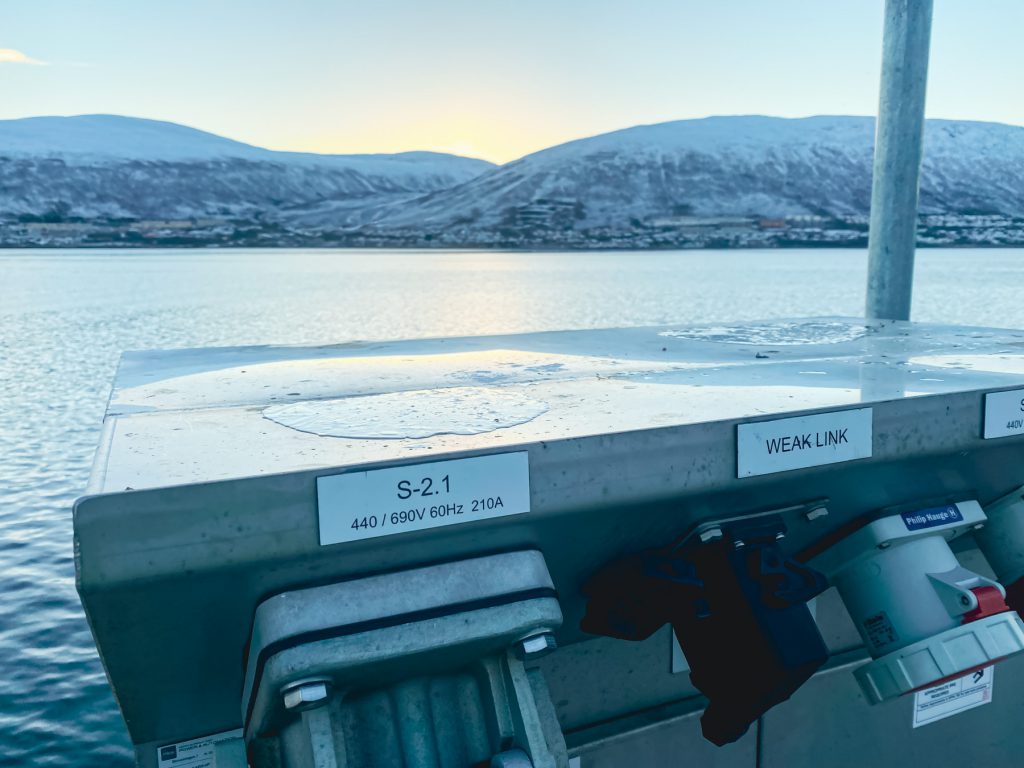 Strømuttak på kaia i Tromsø med utkikk over sundet